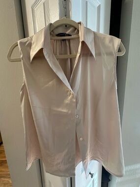 Banana Republic Sleeveless Button-Down Shirt in Light Beige